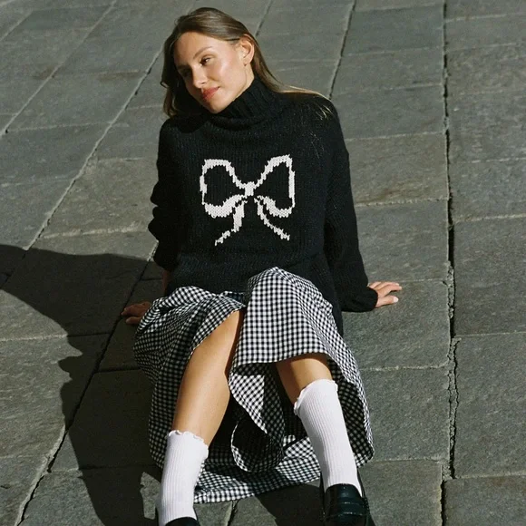 Lisa Says Gah Black Bow Sweater - Picture 1 of 3